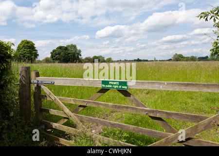 "Private, keine öffentlichen Weg" Mitteilung über ein Feld Tor in Gloucestershire Cotswolds, Großbritannien Stockfoto