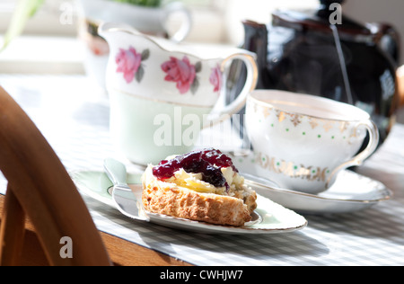 Traditionelle, cremefarbene Tee mit Obst Scone und Marmelade Stockfoto