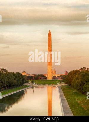 Untergehende Sonne beleuchtet Washington Monument in DC und Capitol mit Reflexionen im neuen Reflecting Pool Stockfoto