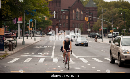 Radfahrer nutzen ein Radweg auf der Lafayette Avenue im Stadtteil Fort Greene von Brooklyn in New York Stockfoto