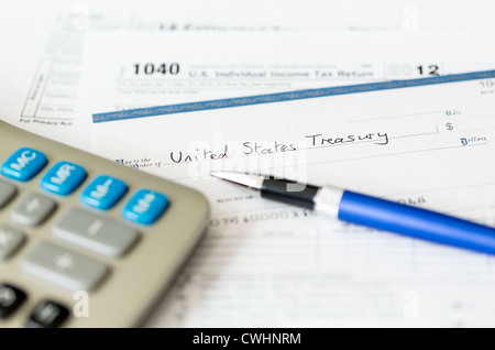 Formular 1040 für Steuerjahr 2012 für einzelne US-Steuererklärung mit Stift steuern und überprüfen Stockfoto