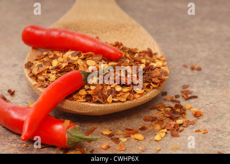 Rot-heiße Paprika und Chilipulver auf einem Holzlöffel Stockfoto