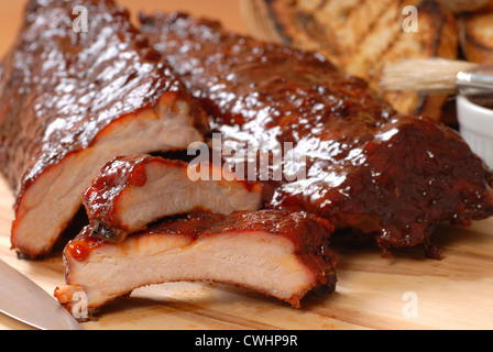 Leckeres BBQ Ribs mit geröstetem Brot und ein würziger BBQ-sauce Stockfoto