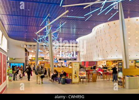 Duty free-Shops an die Abfahrten-Lounge-Bereich des Manchester International Airport England UK GB EU Europe Stockfoto