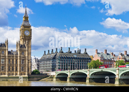 London Palace of Westminster Big Ben und Verkehr auf der Westminster Bridge England GB UK Europe Stockfoto