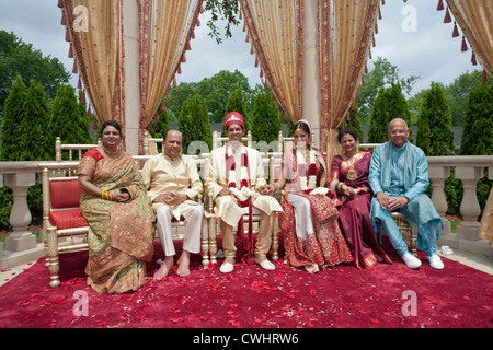 Indische Braut und Bräutigam mit Familie in traditioneller Kleidung Stockfoto