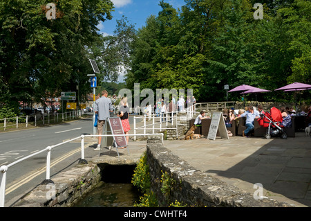 Menschen Touristen Besucher saßen im Sommer vor dem Café Thornton le Dale Village North Yorkshire England Großbritannien GB Großbritannien Stockfoto