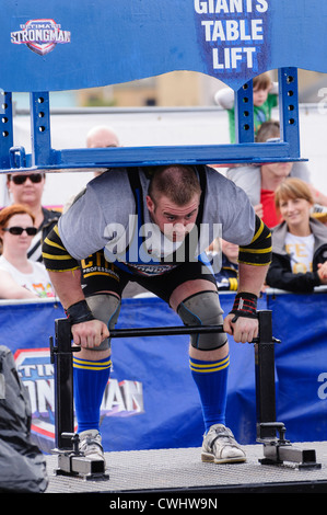 Strongman Mitbewerber versucht, mehr als 500 kg heben Sie während des Riesen Tabelle Events Stockfoto