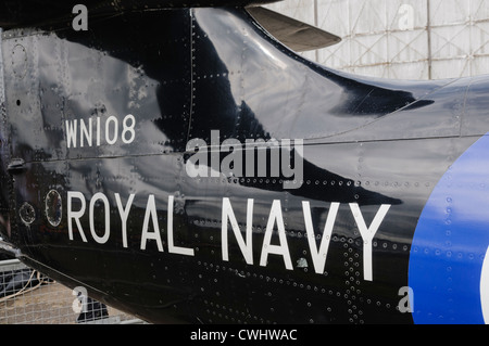 Royal Navy-Logo am Heck eines Flugzeugs 1954 Hawker Sea Hawk Stockfoto