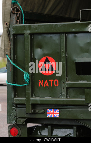 NATO-Logo auf der Rückseite eines britischen Armee-LKW Stockfoto