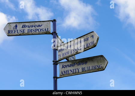 Zweisprachige Schilder in Gälisch und Englisch an einer verlassenen Zentrum/outdoor Beschäftigungen Erlebnishotel. Stockfoto