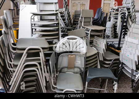 Schule-Stühle in unordentlichen Haufen gestapelt Stockfoto