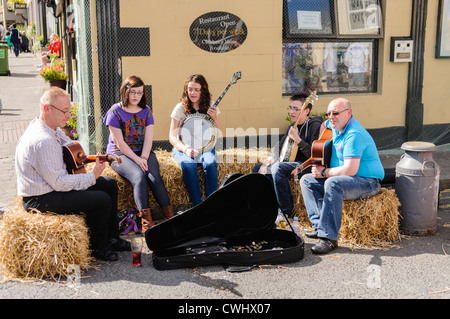 Traditionelle Musiker Musizieren und singen beim Sitzen auf haybales Stockfoto