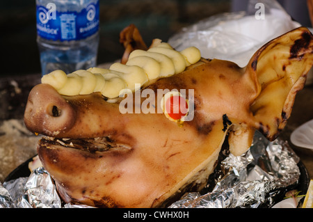 Ein braten Schwein Kopf mit paspeliertem Kartoffelpüree Stockfoto