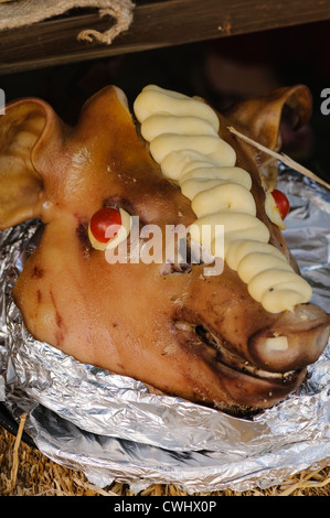Ein braten Schwein Kopf mit paspeliertem Kartoffelpüree Stockfoto