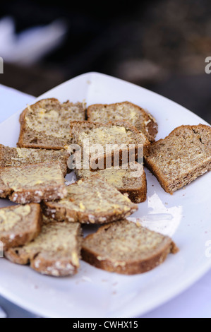 Glutenfreie Irische wheaten Brot mit Butter Stockfoto