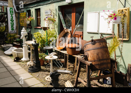 Vor dem Eingang zu einem Antiquitätengeschäft Stockfoto