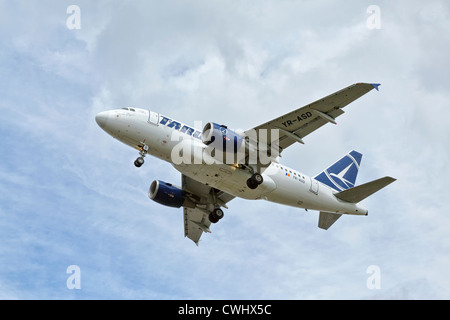 Ein Airbus A318 der rumänischen Fluggesellschaft TAROM Endanflug Stockfoto