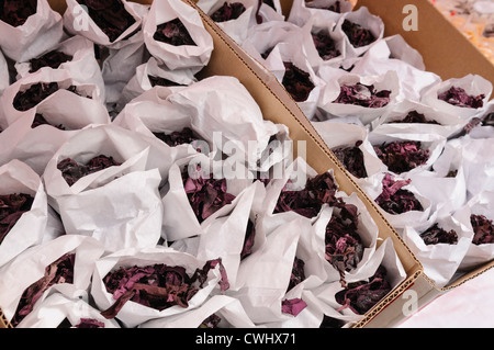 Beutel mit Rotalgen, eine essbare Algen zum Verkauf auf dem stall während der Ould Lammas Fair in Ballycastle. Stockfoto