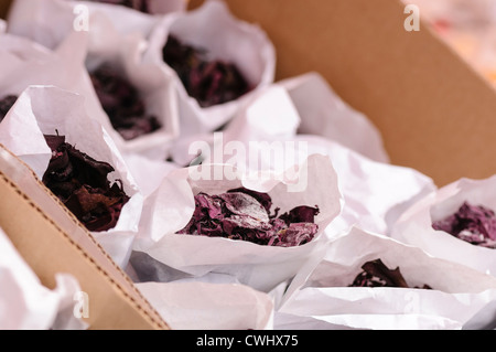 Beutel mit Rotalgen, eine essbare Algen zum Verkauf auf dem stall während der Ould Lammas Fair in Ballycastle. Stockfoto