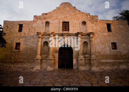Die Alamo in San Antonio, Texas im warmen Licht des Sonnenaufgangs Stockfoto
