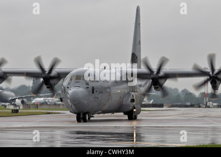 Lockheed C130J Hercules der norwegischen Luftwaffe Rollen im Regen beim RIAT RAF Fairford Stockfoto