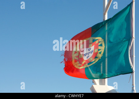 Verwitterte portugiesischen Nationalflagge flattert im wind Stockfoto