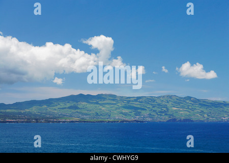 Insel am Horizont unter dem blauen Himmel. Sao Miguel, Azoren, Portugal Stockfoto