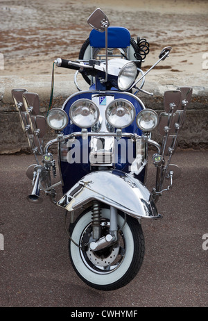 Kundenspezifische klassische Vespa-Roller Stockfoto