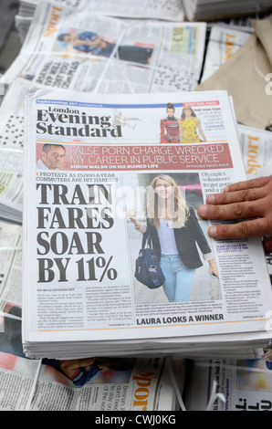 Eine Hand greifen eine Kopie der London Evening Standard Zeitung Stockfoto