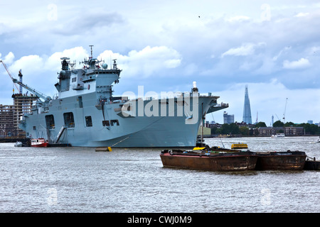 HMS Ocean vor Anker am Fluss Themse während der Olympischen Spiele & Paralympics Stockfoto