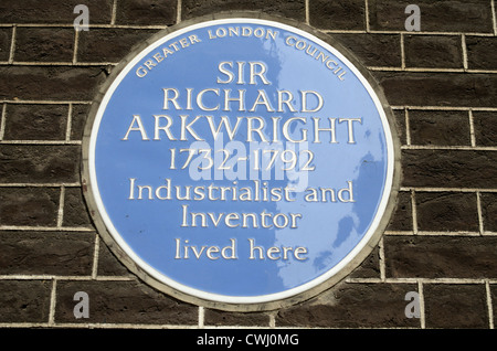 Eine blaue Plakette markiert das ehemalige Wohnhaus des Industialist und Erfinder Sir Richard Arkwright, Adam St, London, UK Stockfoto