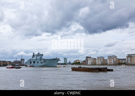 HMS Ocean vor Anker am Themse während 2012 Olympischen Spiele und Paralympics Stockfoto