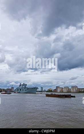 HMS Ocean vor Anker am Themse während 2012 Olympischen Spiele und Paralympics Stockfoto