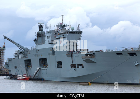 HMS Ocean vor Anker am Themse während der 2012 Olympics & Paralympics Stockfoto