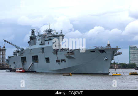 HMS Ocean vor Anker am Themse während der 2012 Olympics & Paralympics Stockfoto