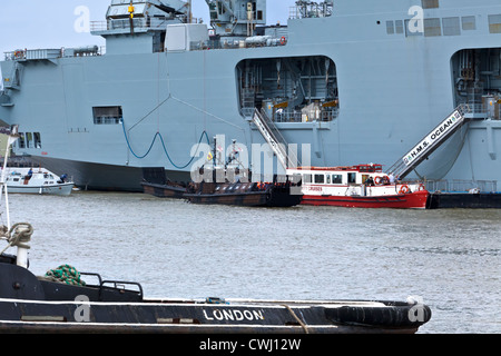 HMS Ocean vor Anker am Fluss Themse während der Olympischen Spiele & Paralympics Stockfoto