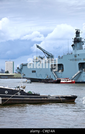 HMS Ocean vor Anker am Fluss Themse während der Olympischen Spiele & Paralympics Stockfoto