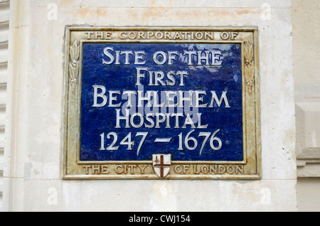 Blaue Plakette, die Kennzeichnung der Website das erste Bethlehem-Krankenhaus, Liverpool Street, London, England Stockfoto