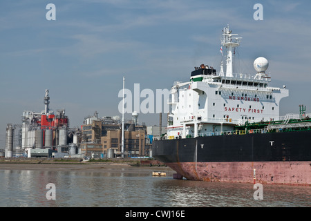 Ein großes Handelsschiff festgemacht vor einer Industrieanlage auf der Themse in der Nähe von Tilbury Dock in Kent Stockfoto