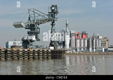 Industrieanlage in der Nähe von Tilbury Docks auf der Themse in Kent Stockfoto