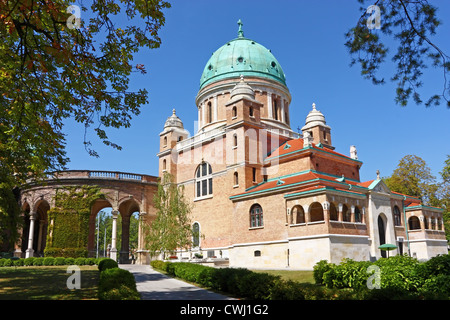 Der Haupteingang zum Mirogoj-Friedhof und Kirche Christkönig, Zagreb, Kroatien Stockfoto