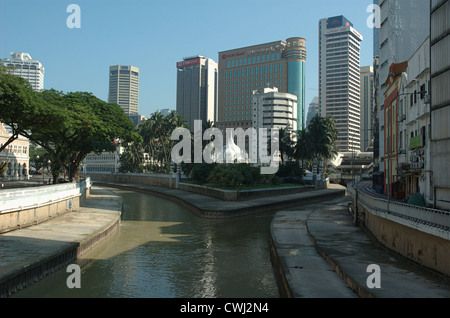 Zusammenfluss von Klang und Gombak, gesehen von der Brücke Leboh Pasar Besar, Kuala Lumpur, Malaysia. Stockfoto