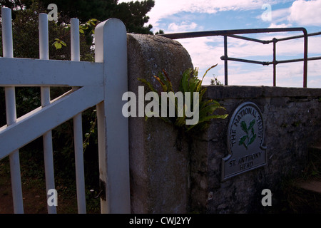 Melden Sie sich am Eingang des National Trust St. Anthony Head Immobilien in Cornwall Stockfoto