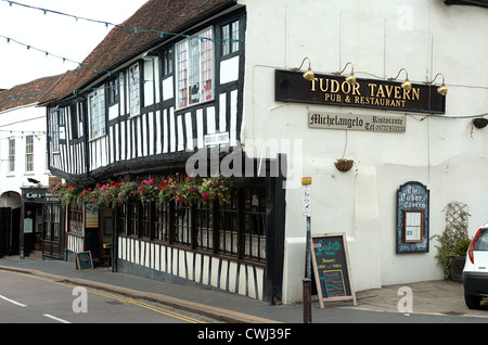 Die Tudor-Taverne, Ecke der George Street und Verulam Road, St Albans, Hertfordshire, England, UK Stockfoto