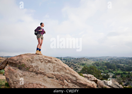 Schwarze Wanderer auf Felsen in abgelegenen Gegend Stockfoto