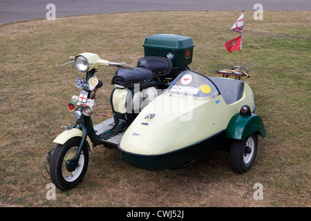 Maßgeschneiderte klassischen Lambretta Roller mit Beiwagen Stockfoto