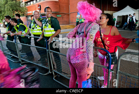 Teilnehmer spritzte in rosa Farbe bei jährlichen Notting Hill Karneval 2012 Stockfoto