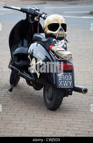 Totenkopf Helm und maßgeschneiderte klassischen Lambretta Roller Stockfoto