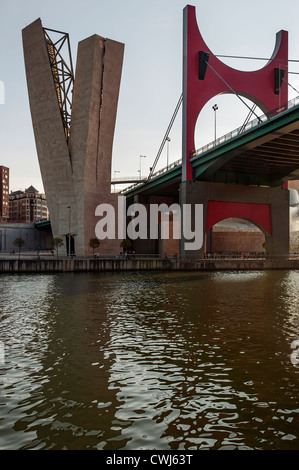 La Salve, zuvor als Fürsten von Spanien bis zu deren Änderung im Jahre 2016, ist eine Brücke über die Mündung des Flusses Nervion in der Stadt Bilbao, Vizcaya, Spanien Stockfoto